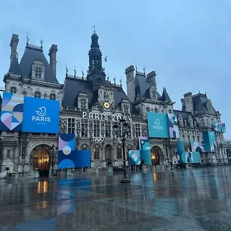 Parisien Sur Les Quais De Seine Parigi