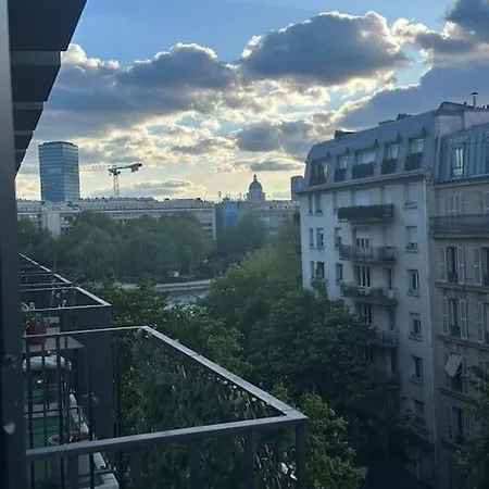 Parisien Sur Les Quais De Seine Paris