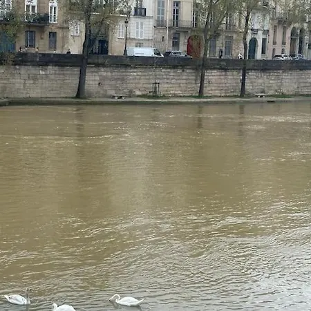 Parisien Sur Les Quais De Seine Apartment *